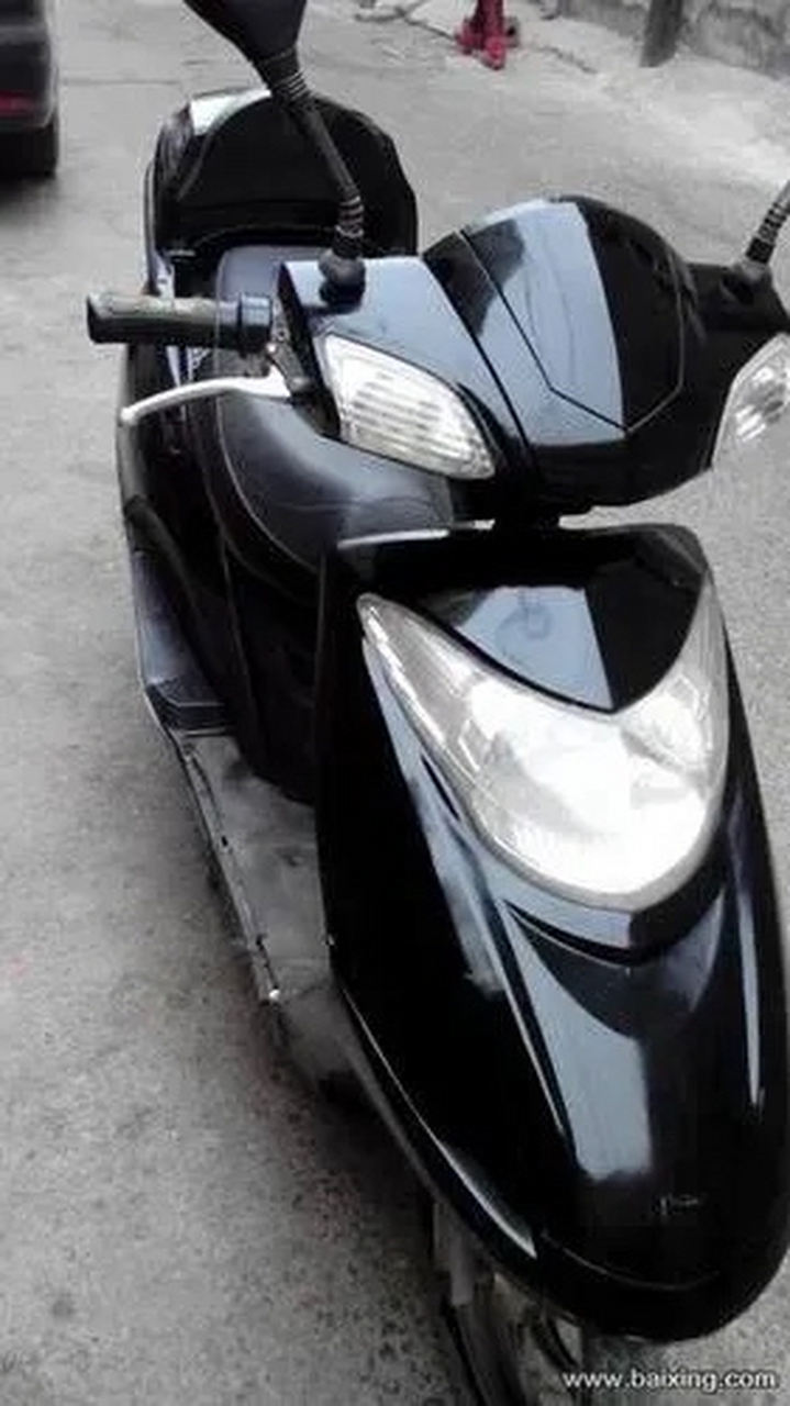 星期天下午去买了一辆爱玛电动车,用一辆旧的换一辆新的,我问老板还要