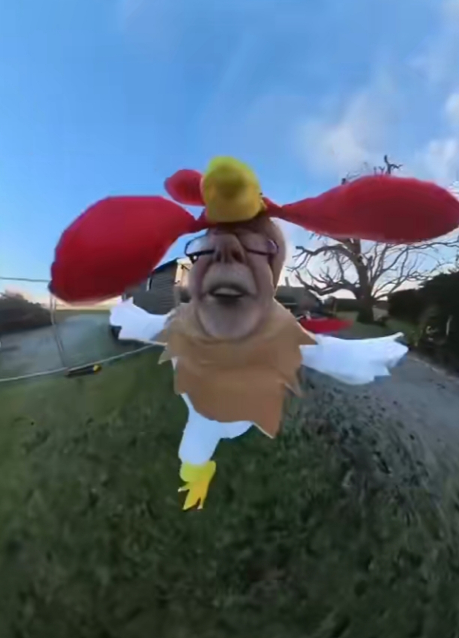 一位外国老爷爷突发奇想,用嘴咬住摄像头,拍出各种搞怪照片,好搞笑哇