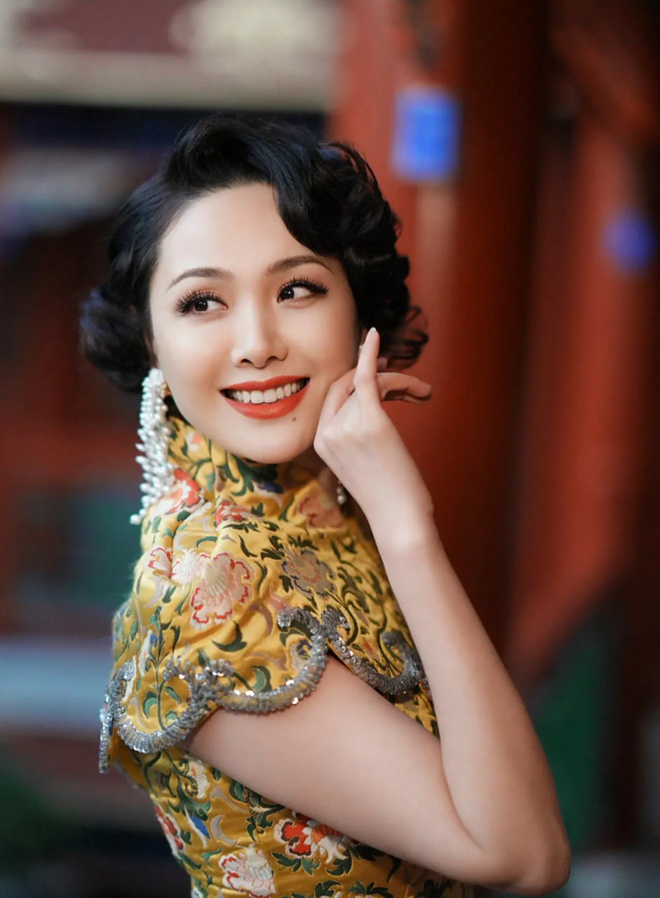 演员程莉莎晒出自己的摆拍造型真是太迷人了,穿着复古黄色刺绣旗袍