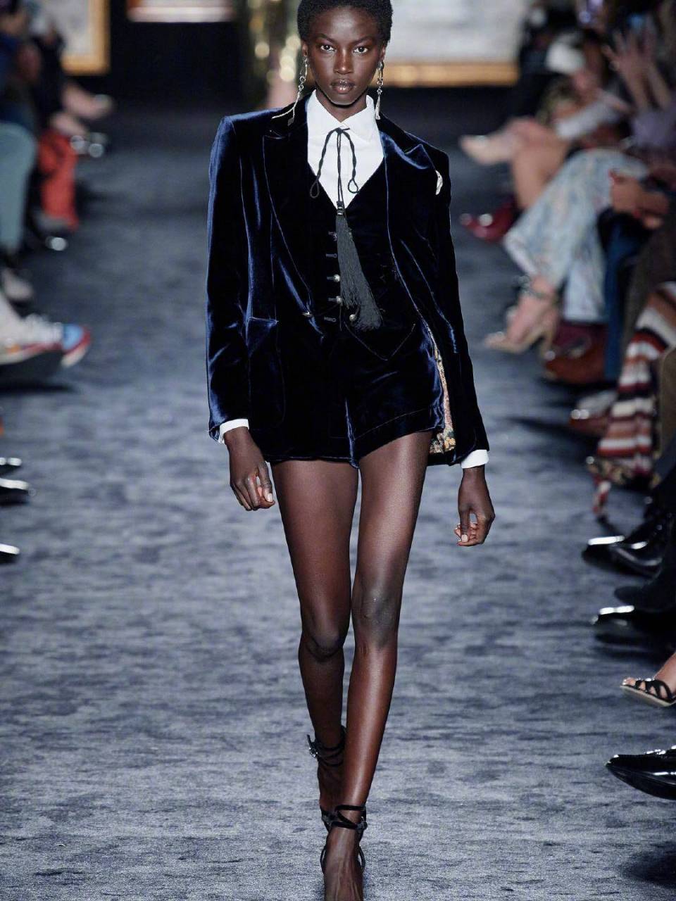 行走的超模anok yai,被誉为"十头身"超模,成人生赢家.