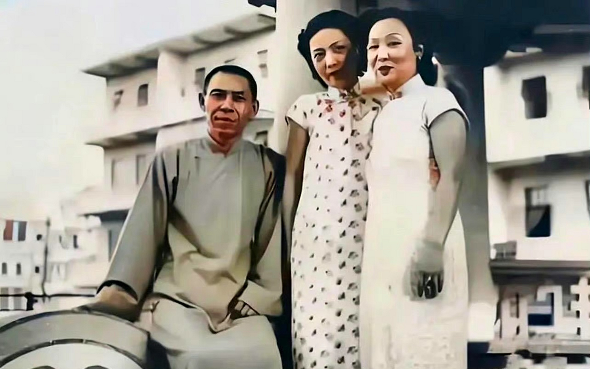 1936年,杜月笙和两位姨太太孟小冬和姚玉兰的合影,孟小冬的名字自然不