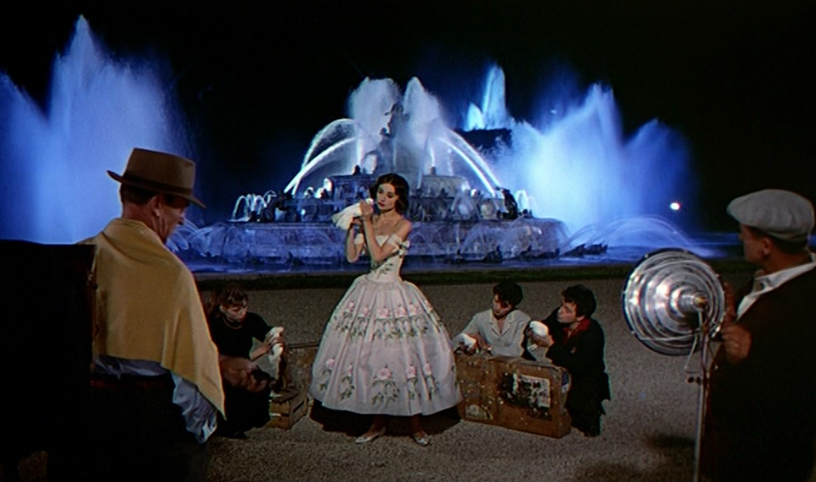 《甜姐儿》14套服饰欣赏:土妞变超模,看奥黛丽·赫本惊艳换装