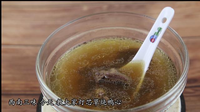 夜里失眠怎么办?灯心草炖鸭心,非常适合小孩食用