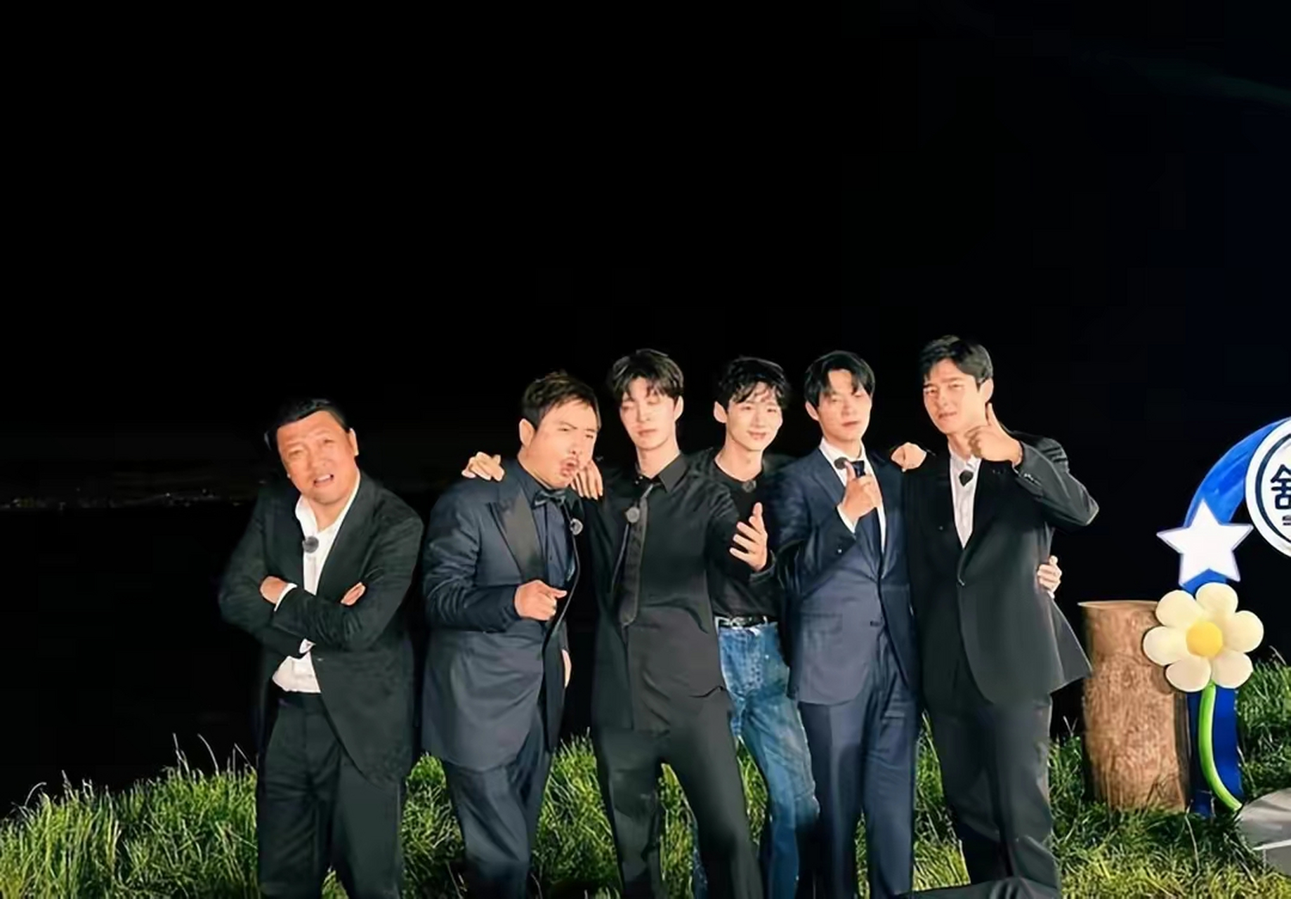 魏大勋白敬亭范丞丞等录制合影曝光 沈腾秒变"显眼包"   7月19日,金晨