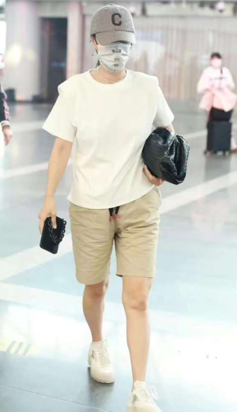 那英的15岁女儿现在长大了,皮肤黑得发亮,身材也变得健壮