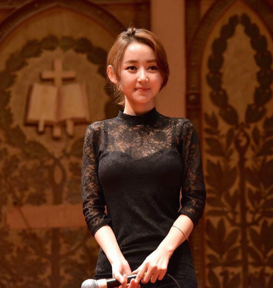 最美脱北者朴研美近况曝光!厚唇,僵硬五官认不出,网民:整容上瘾