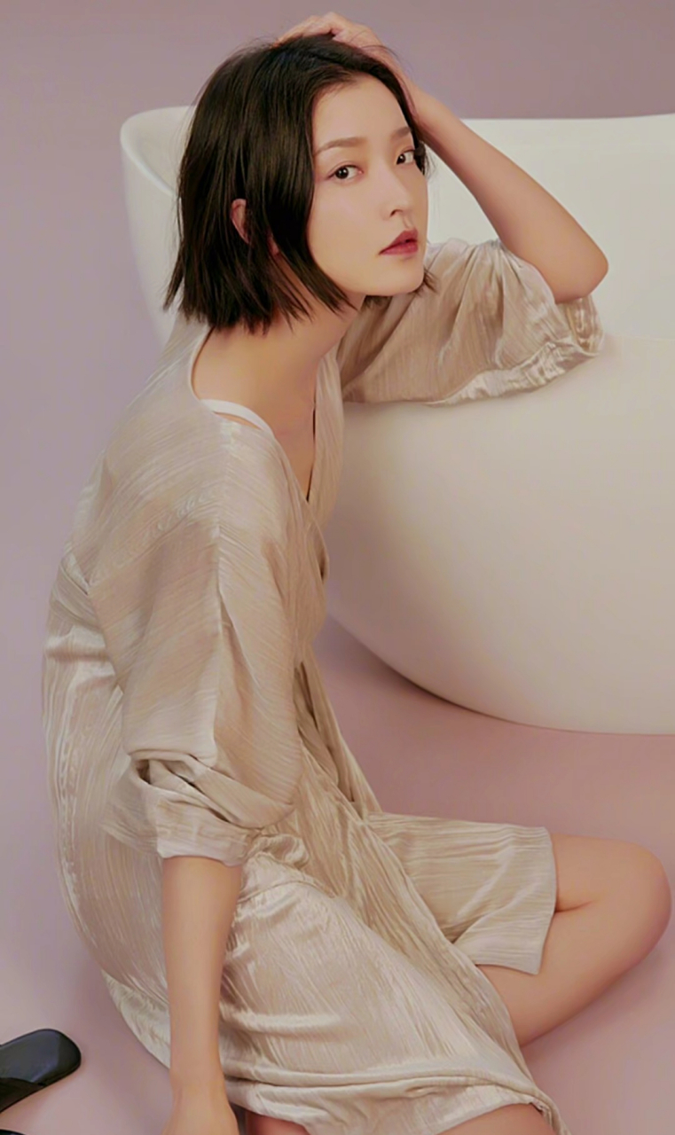 每日娱乐播报# 花中西施——杜鹃 杜鹃,中国内地女模特,女演员