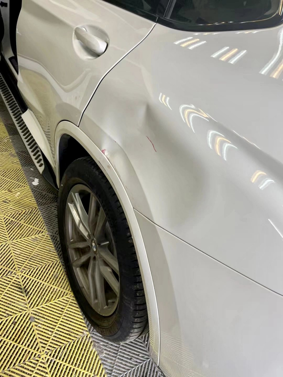 宝马x3后翼子板漆面凹陷,这样的修复效果,你觉得怎么样?#汽车