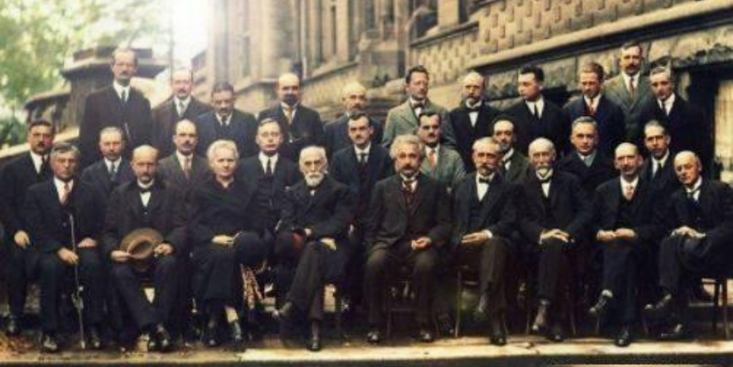 1927年,第五届索尔维会议参加者的合影,其中有居里夫人,普朗克,洛仑兹