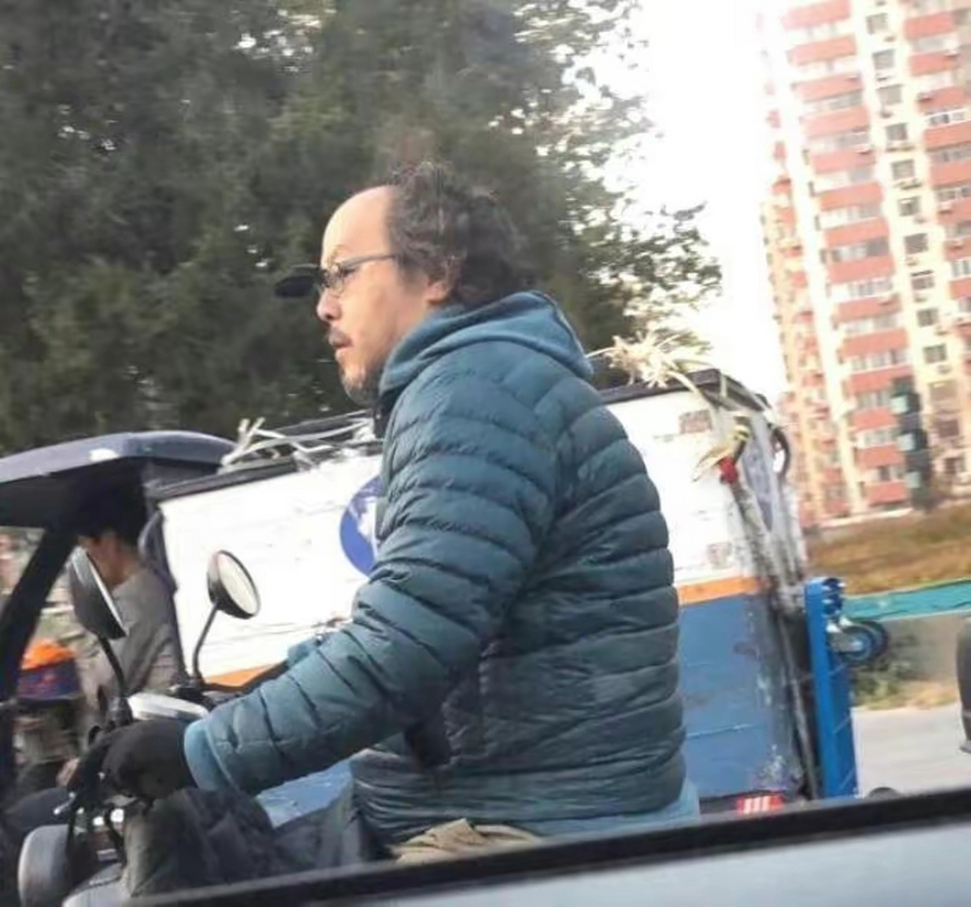 王菲前夫窦唯现状曝光:开小电炉吃路边摊,不修边幅却住北京豪宅