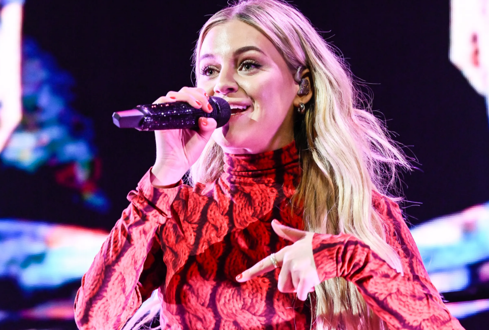 cardi b 在拉斯维加斯演唱会上被酒溅到后向粉丝投掷麦克风