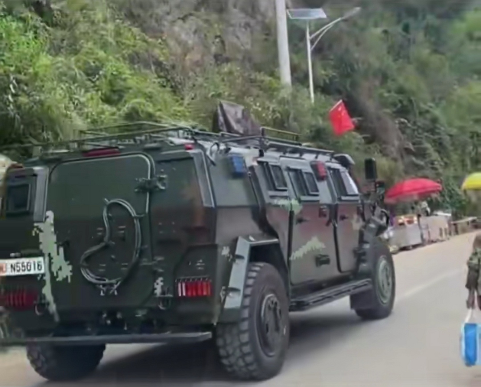 貴州臺江村ba現場,武警出動裝甲車與人員值守現場,為球賽保駕護航