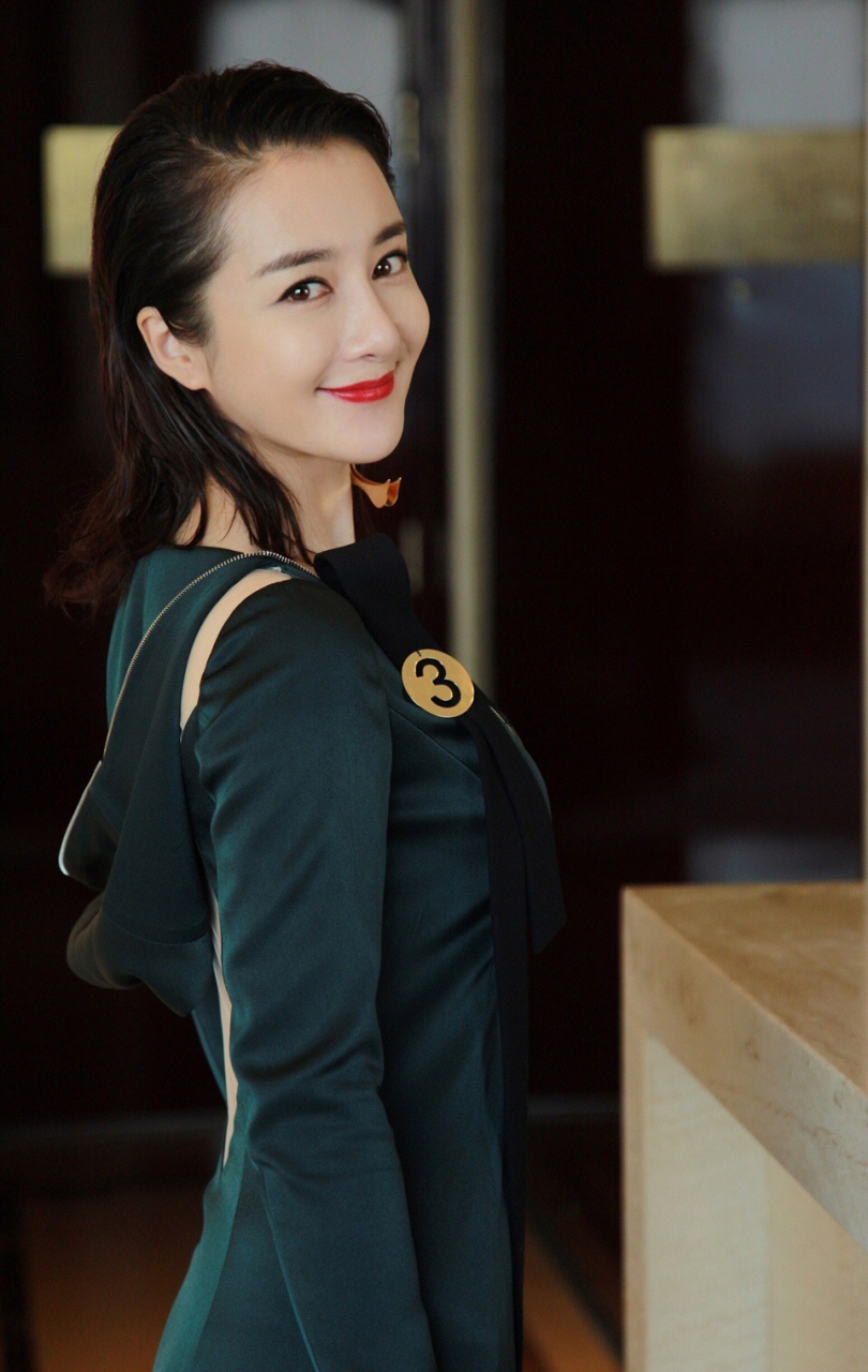 1983年2月2日出生于辽宁省锦州市,毕业于中国戏曲学院,中国内地女演员