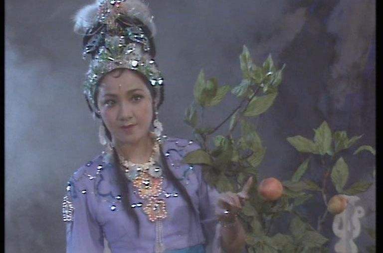 地涌夫人这段,李靖要砍孙悟空时被哪吒挡住,李靖何故大吃一惊?