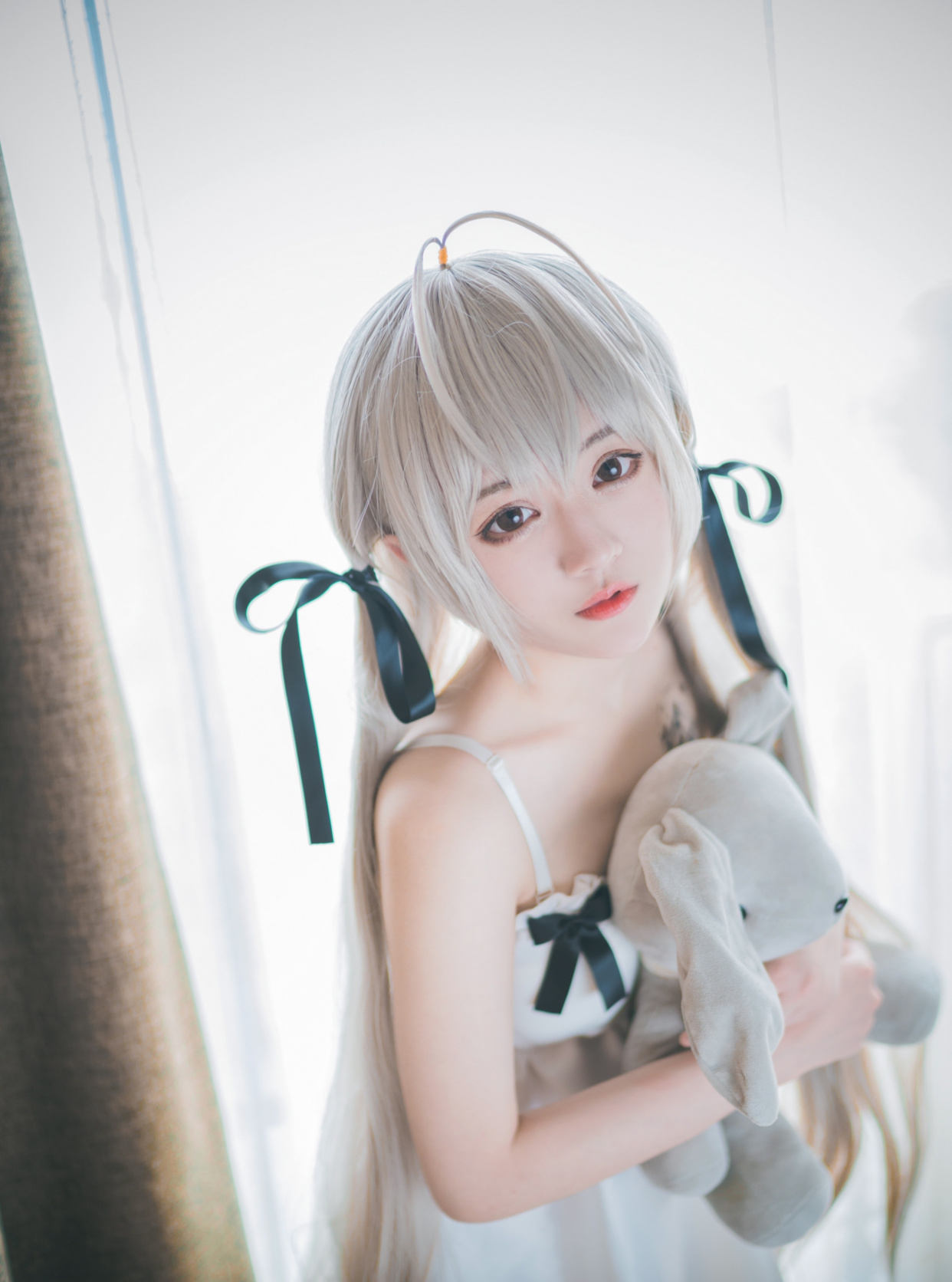 穿白色吊带睡裙的春日野穹,她刚睡醒的样子,甜到牙疼