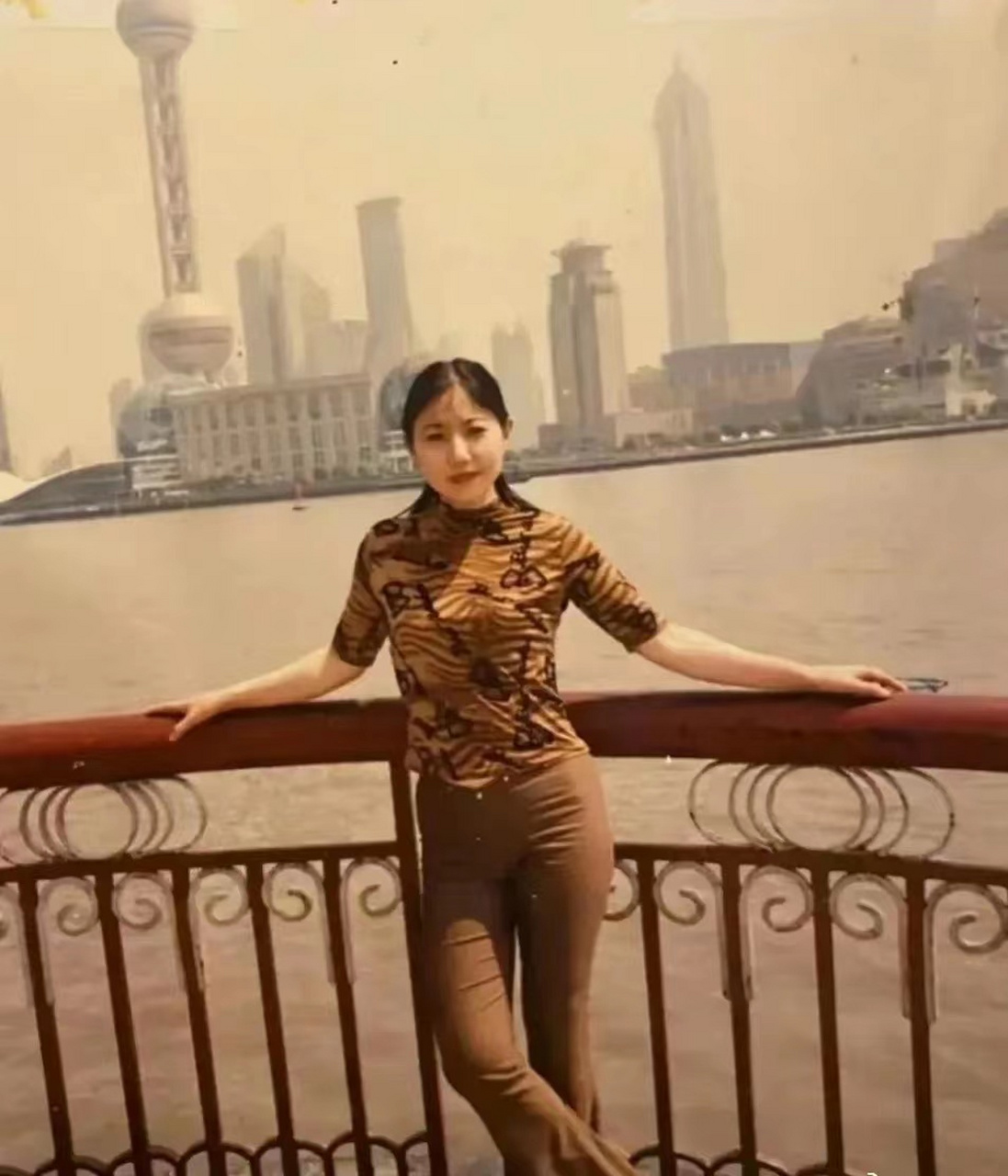 90年代末,一名美丽女子在上海外滩游玩时的一张老照片.