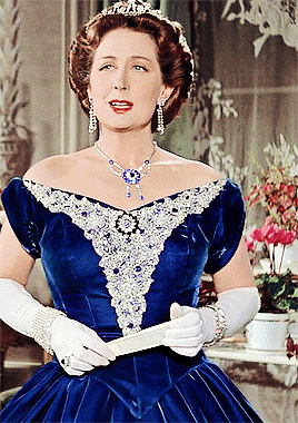 第十四套:茜茜公主的白色礼服,搭配红色斗篷