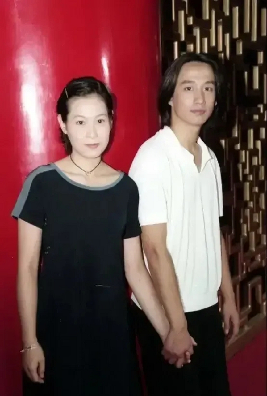 2004年,黄磊和孙莉结婚前一夜,黄磊给刘若英打电话:"我要结婚了,如果