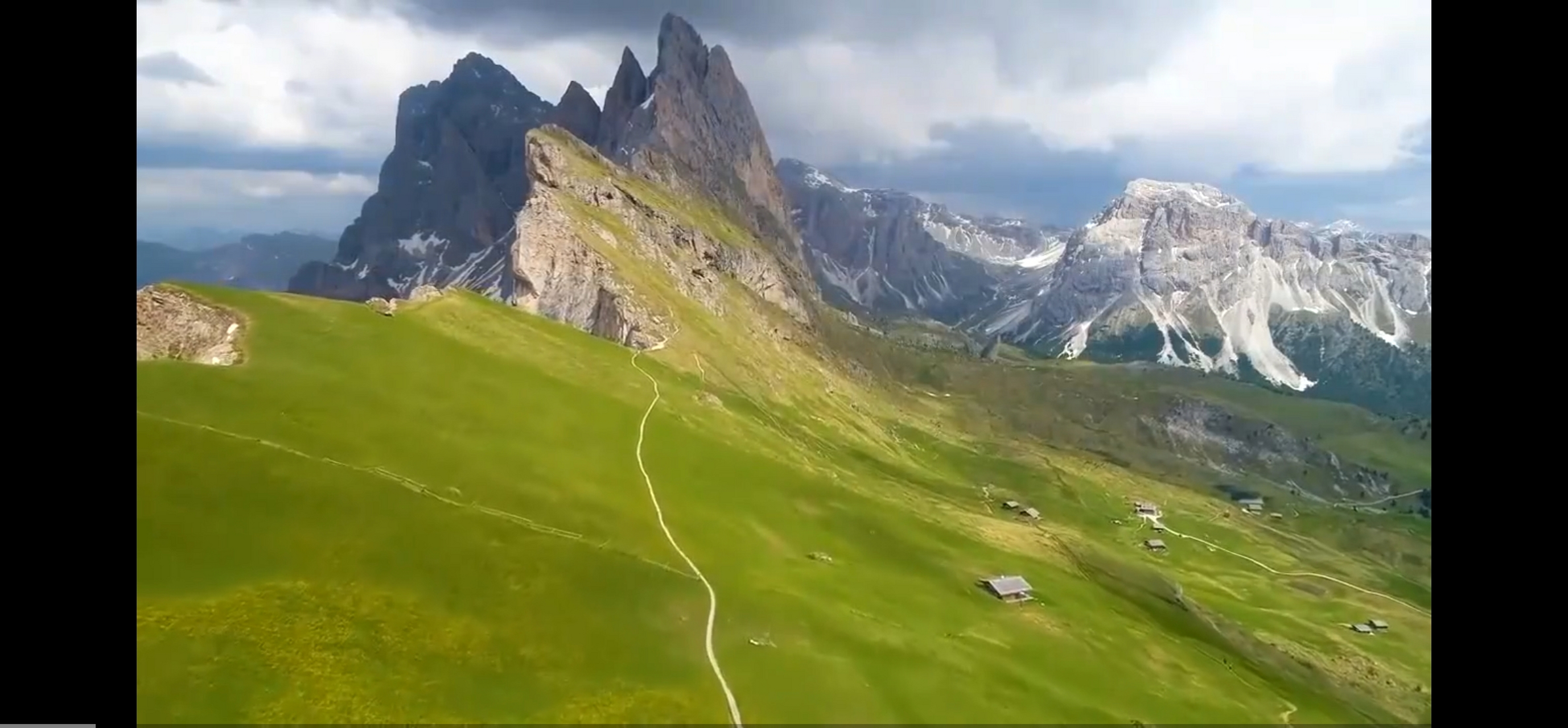 《格局逆袭》一书的封面上,写着:         "有人靠天分逆袭,有人靠