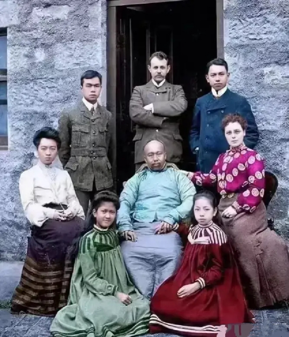 这是康有为和他的几位妻妾留下的一张合影照片.