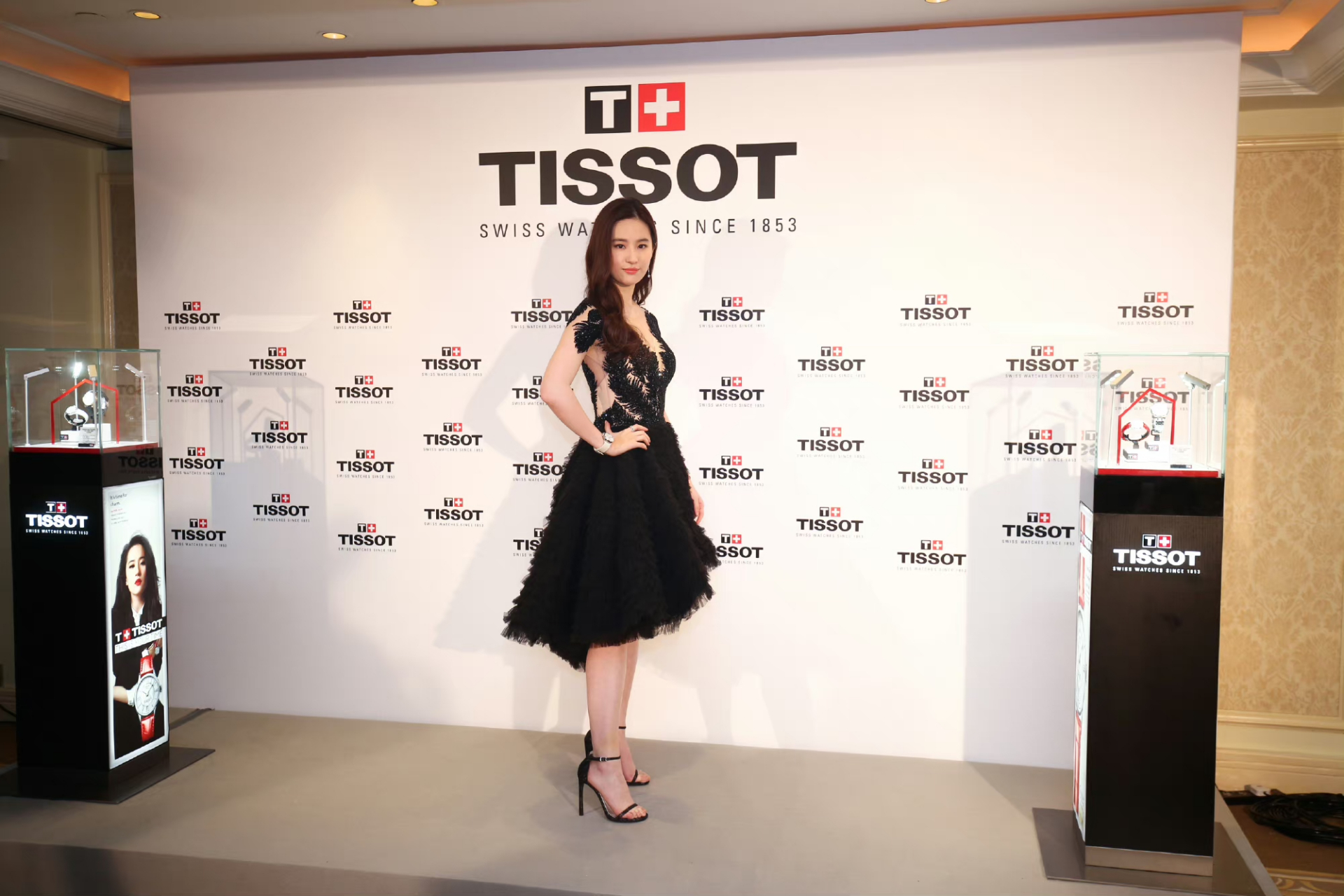 刘亦菲一字带高跟造型