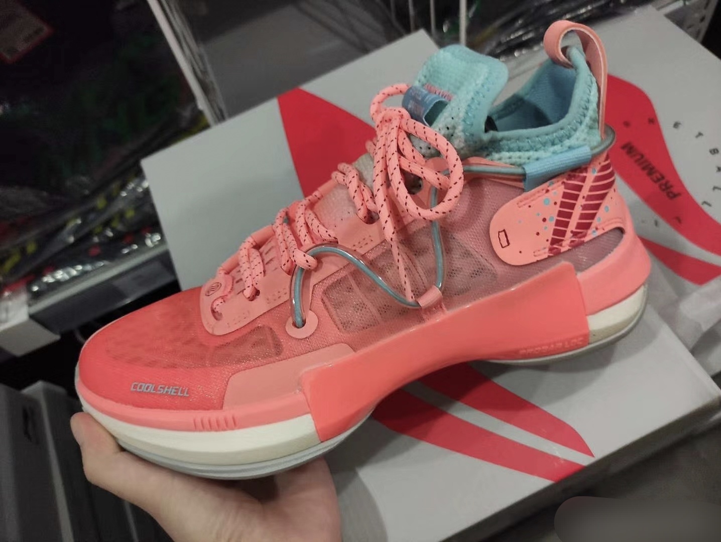 最近闪击6这款球鞋开始推出了夏日特别版,一看整个鞋面的设计实在是太