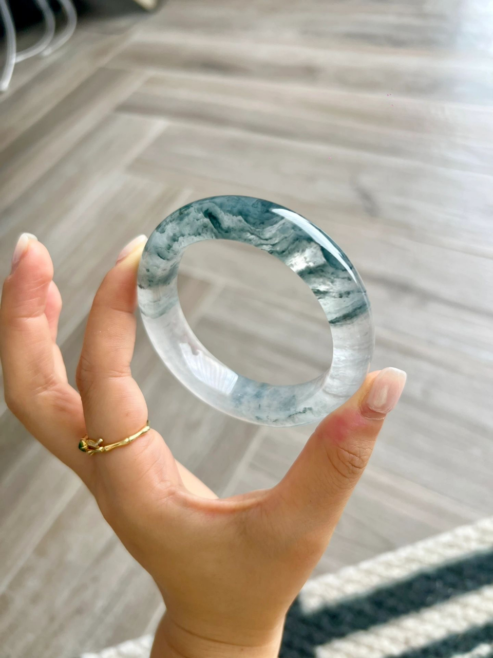 一支满满意境感拉满的冰飘蓝花手镯 半山半水 一镯两戴 一半冰冰的