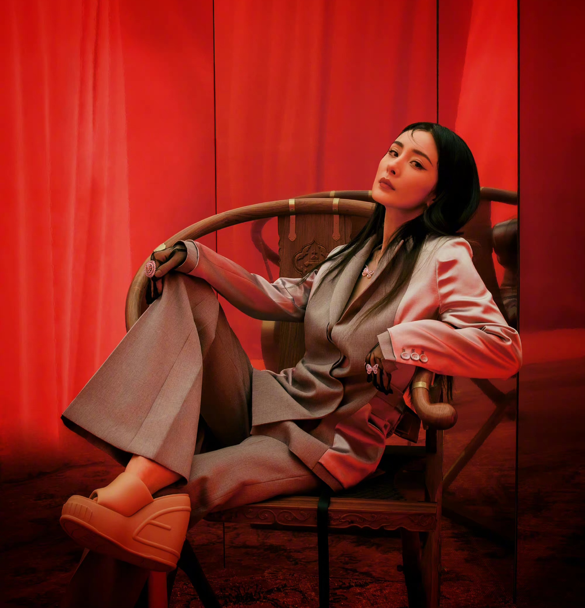杨幂红色挑染卷发新造型,复古风拍摄时尚芭莎二月封面!