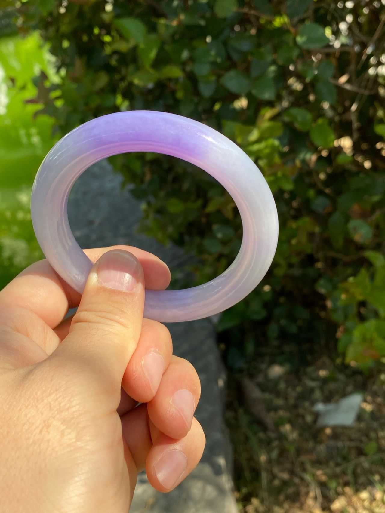 圆条茄紫翡翠手镯这个手镯的特性就是肉质细腻温润紫色