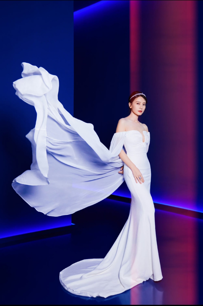 高圆圆写真大片来袭,一袭深v抹胸礼服,头戴钻石皇冠,流光溢彩,风华