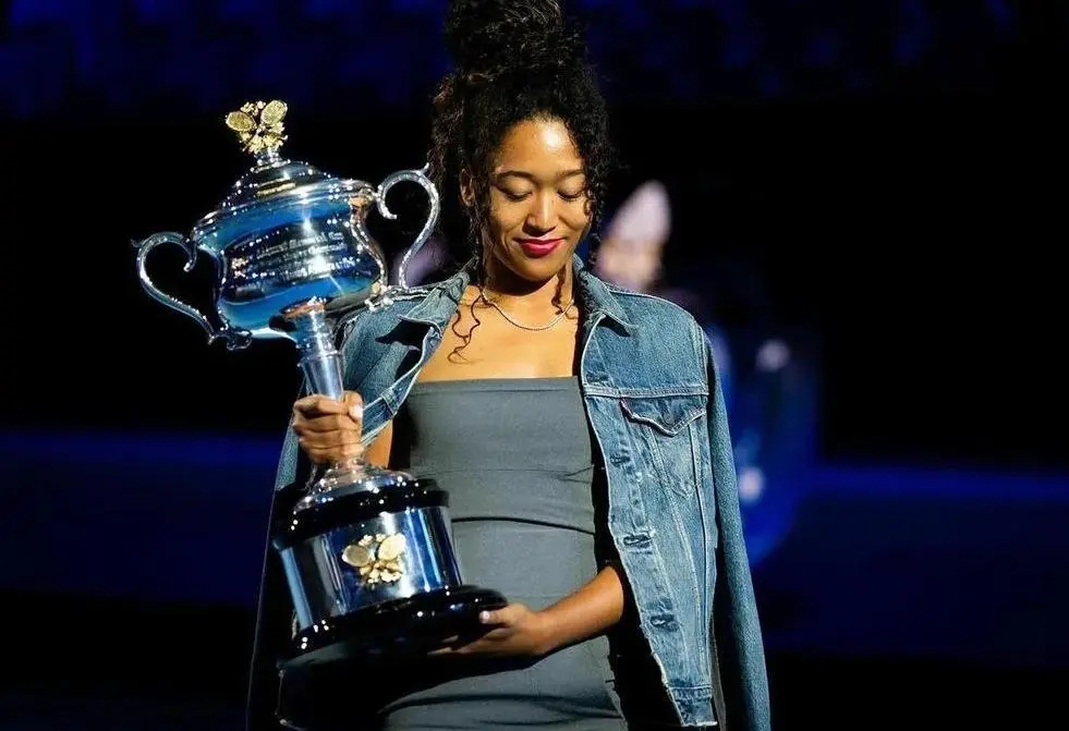 日本黄黑混血儿吸金能力超小威,黑人小男友坐享其成