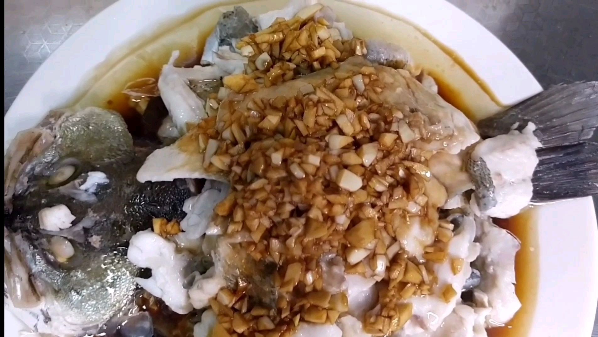 海鲈鱼做蒜香的,简单易操作,蒜香浓郁!