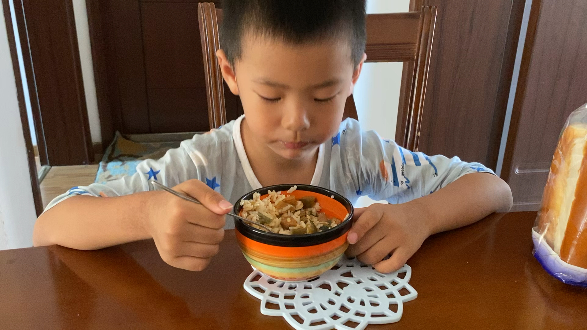 宁静的周末,简单的午餐