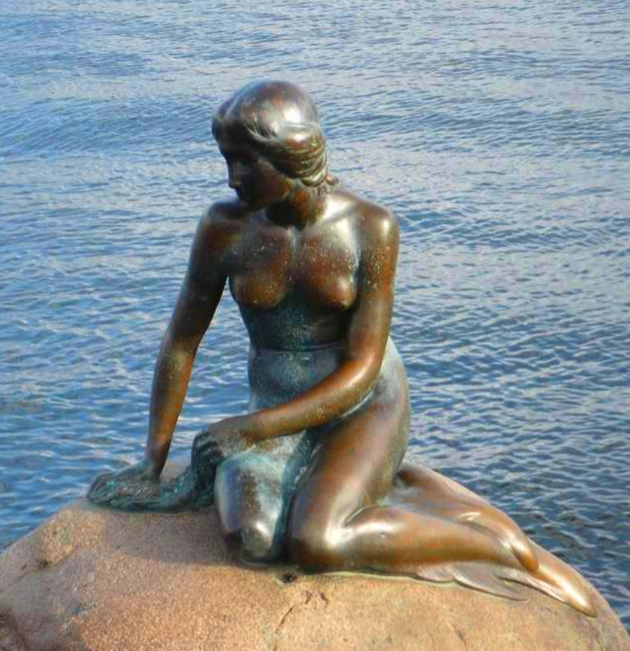 《小美人鱼铜像》(the little mermaid)是丹麦雕塑家爱德华·艾瑞克森