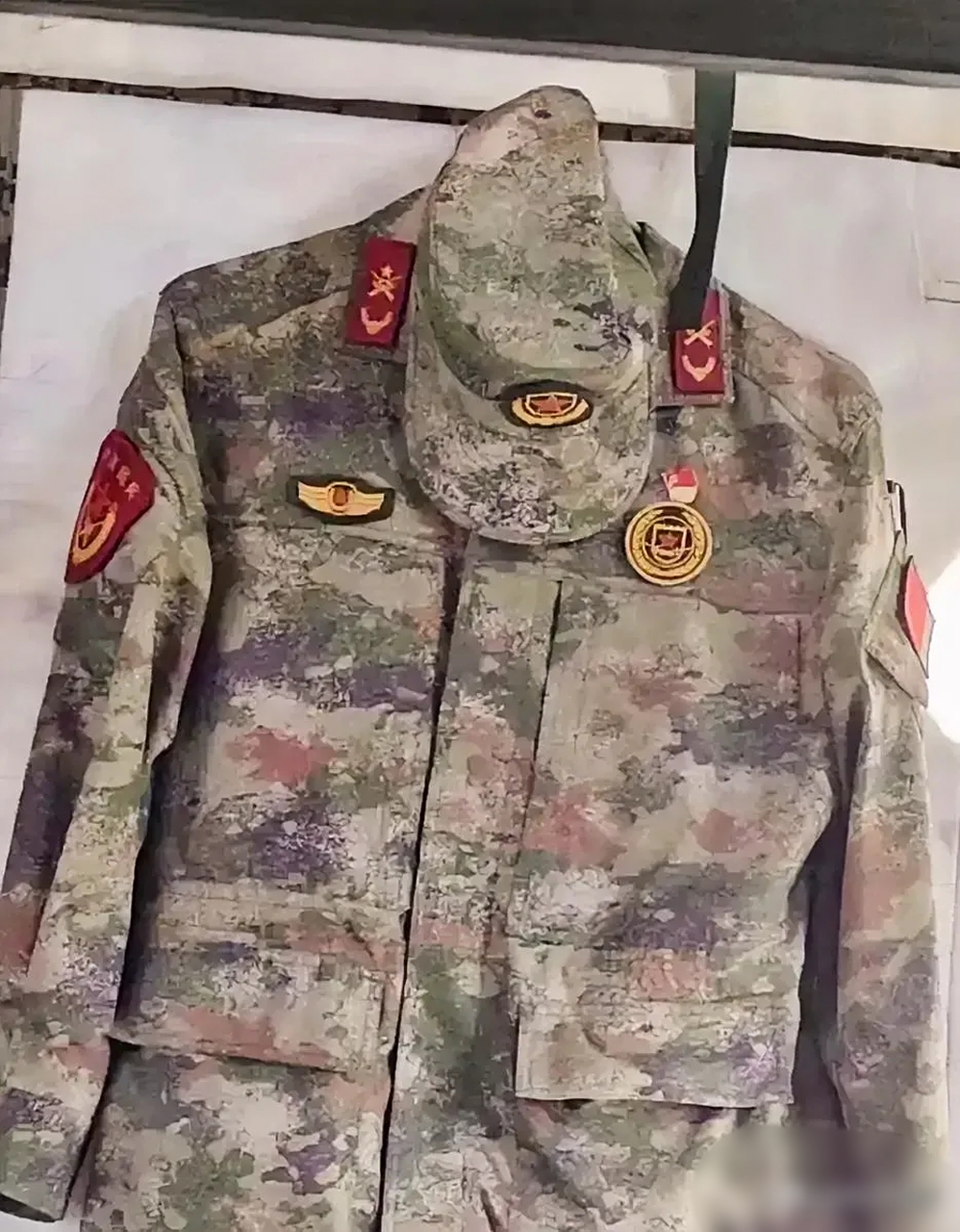 参加完座谈会领到的新式民兵服装.