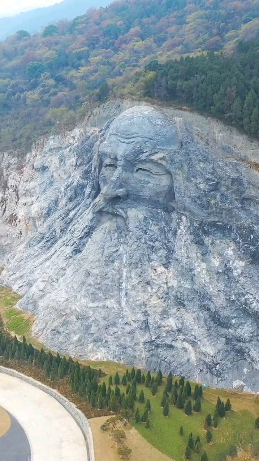 湖北襄阳惊现大型伏羲石刻头像,整座山雕刻而成,一个鼻孔能容纳10多