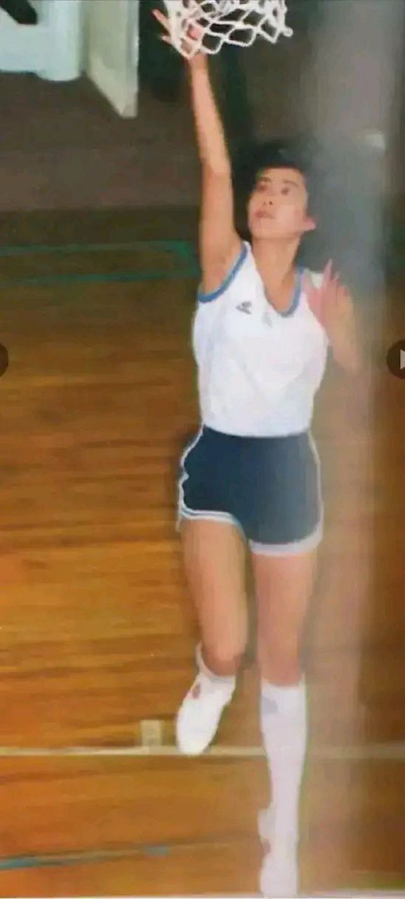 打篮球的王祖贤,洋溢着青春的味道!