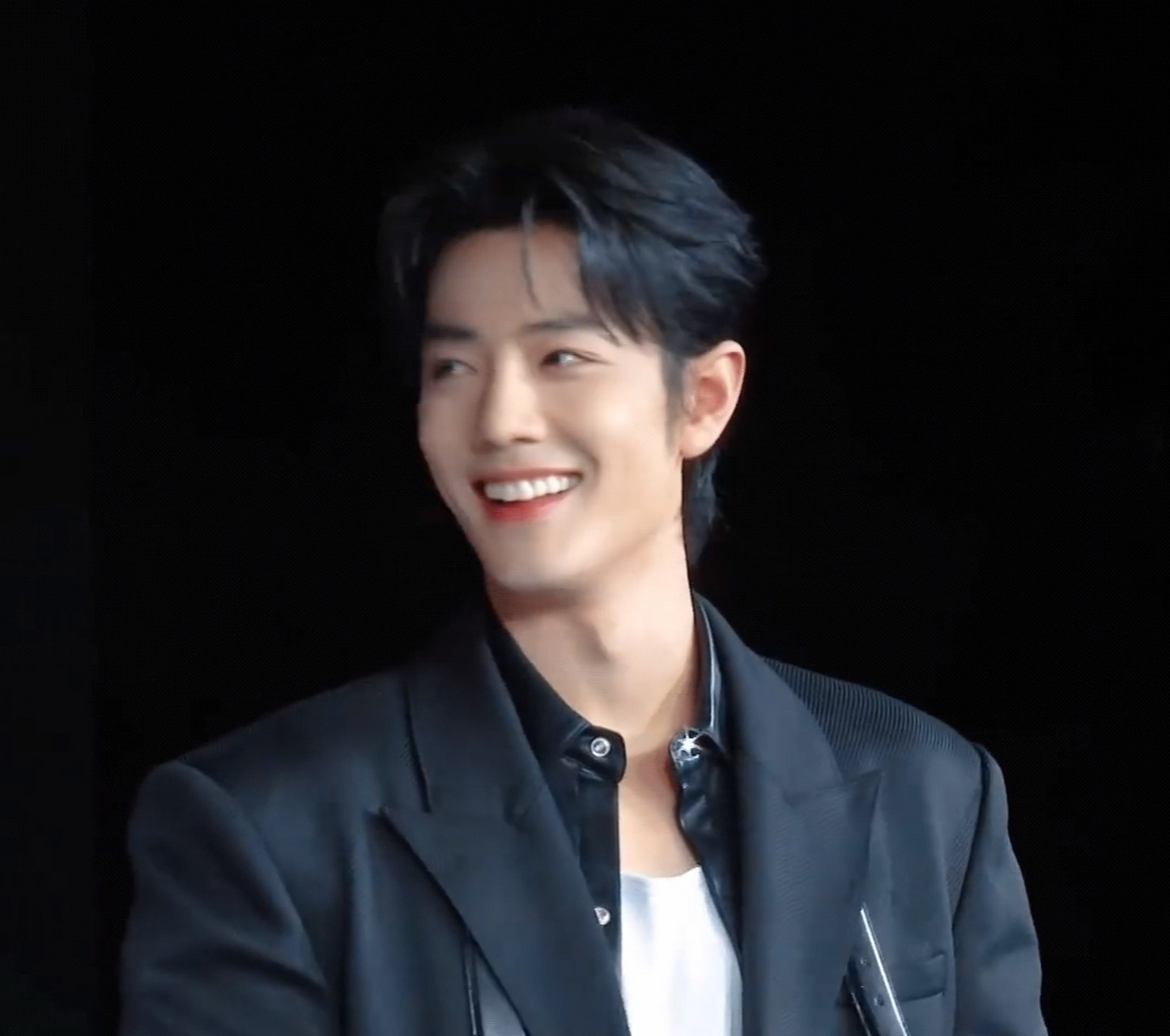 肖战在活动现场笑起来魅力十足,没有明星的距离感,就和邻家哥哥一样有