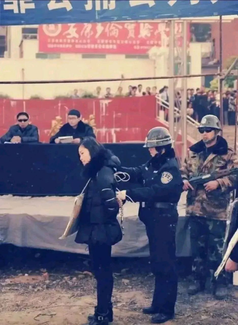 这张照片拍摄于2006年冬天,陕西安康的广场上,一名女