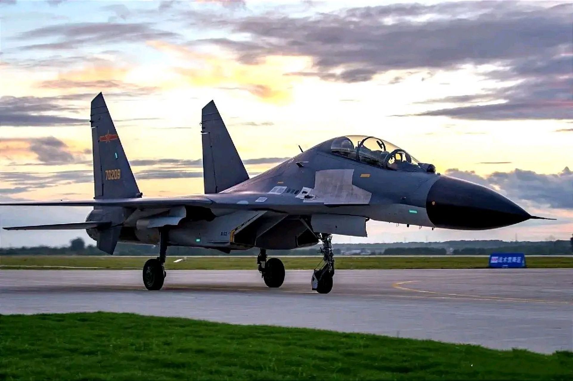 中国第三代重型战斗机:歼-11b "应龙",北约代号为"中国侧卫"  中国第