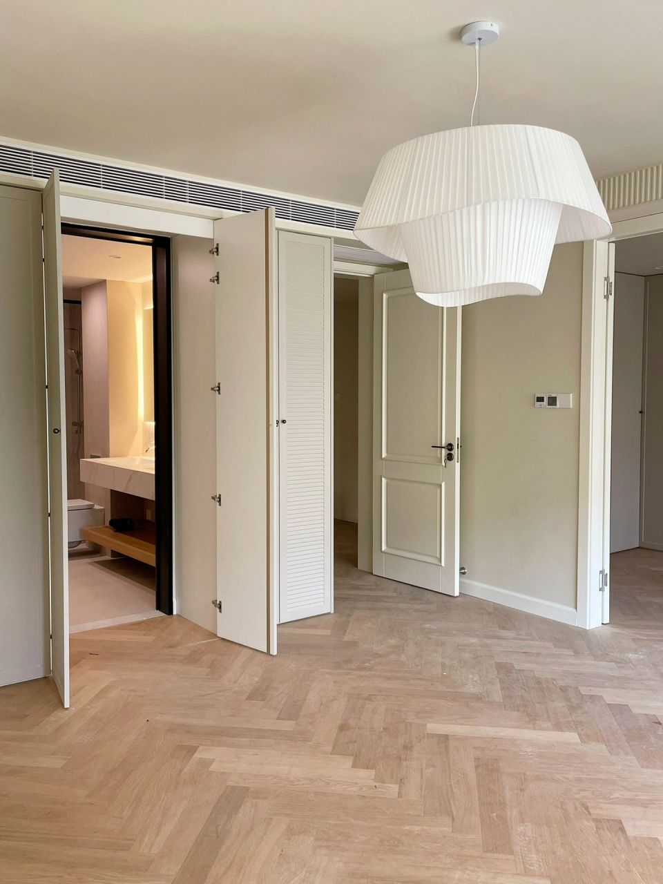 谁懂啊,我在衣柜里藏了个厕所 主卧的卫生间正好在进门那面墙的正中间