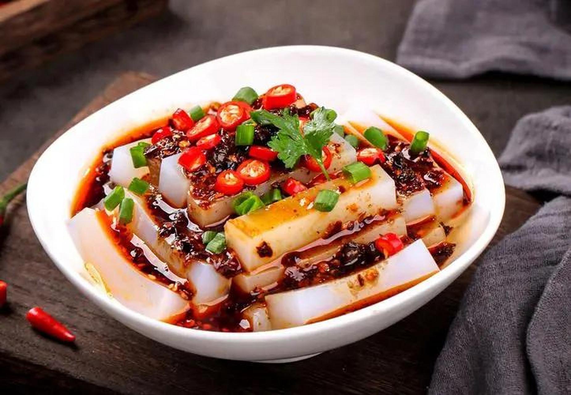 川北凉粉:这是南充非常有名的特色小吃之一,选用优质的绿豆粉制成