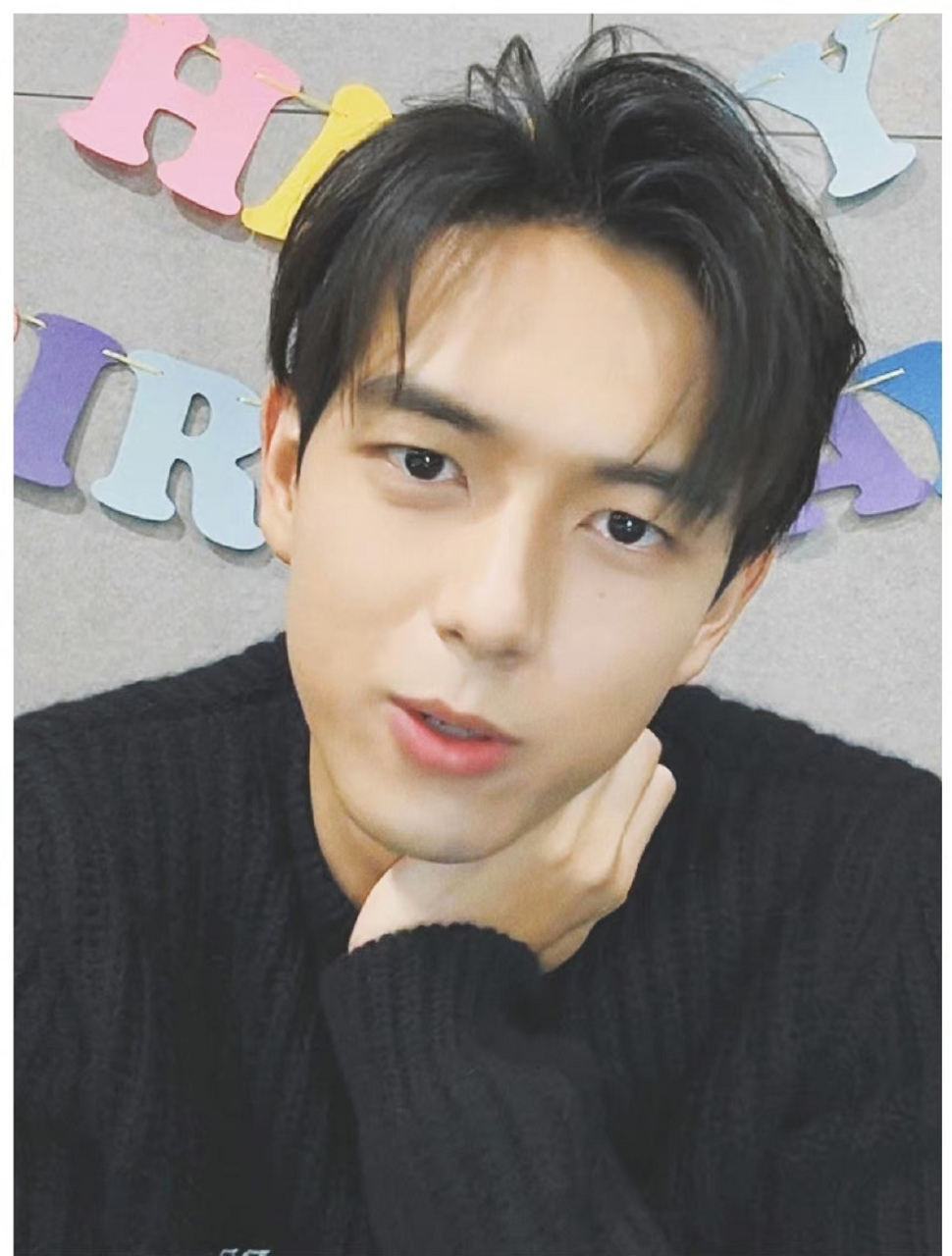 李现1019生日快乐# #李现# 李现生日直播疯狂比心,直播的时候实在太