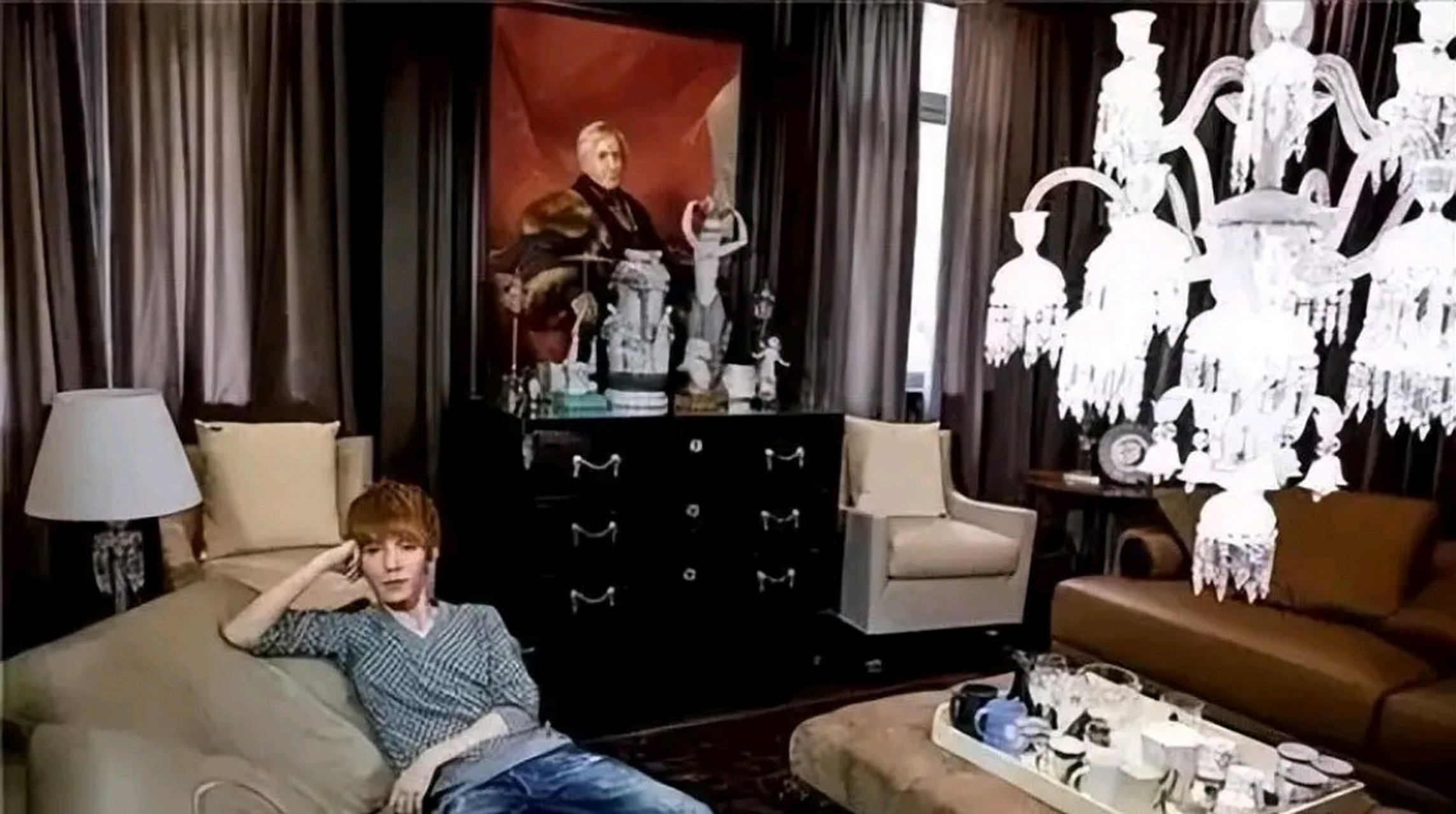 27岁的郭敬明在上海路过一排豪华大别墅时,觉得非常喜欢,便随口问助理