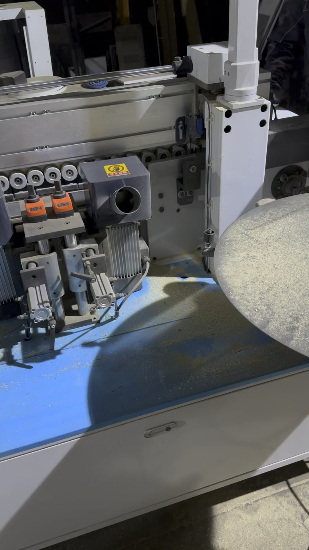 全自动封边机预铣双胶锅加上胶锅,带方形跟踪倒角功能,封出来无胶线