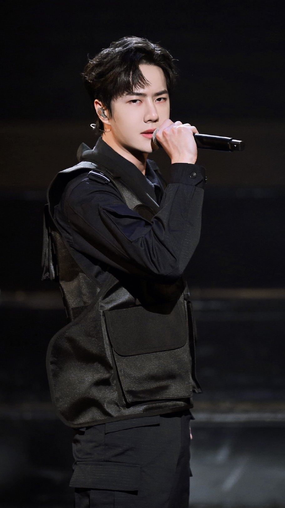 歌手王一博,倾情演唱《渴望光荣》,更新一组舞台演唱写真照