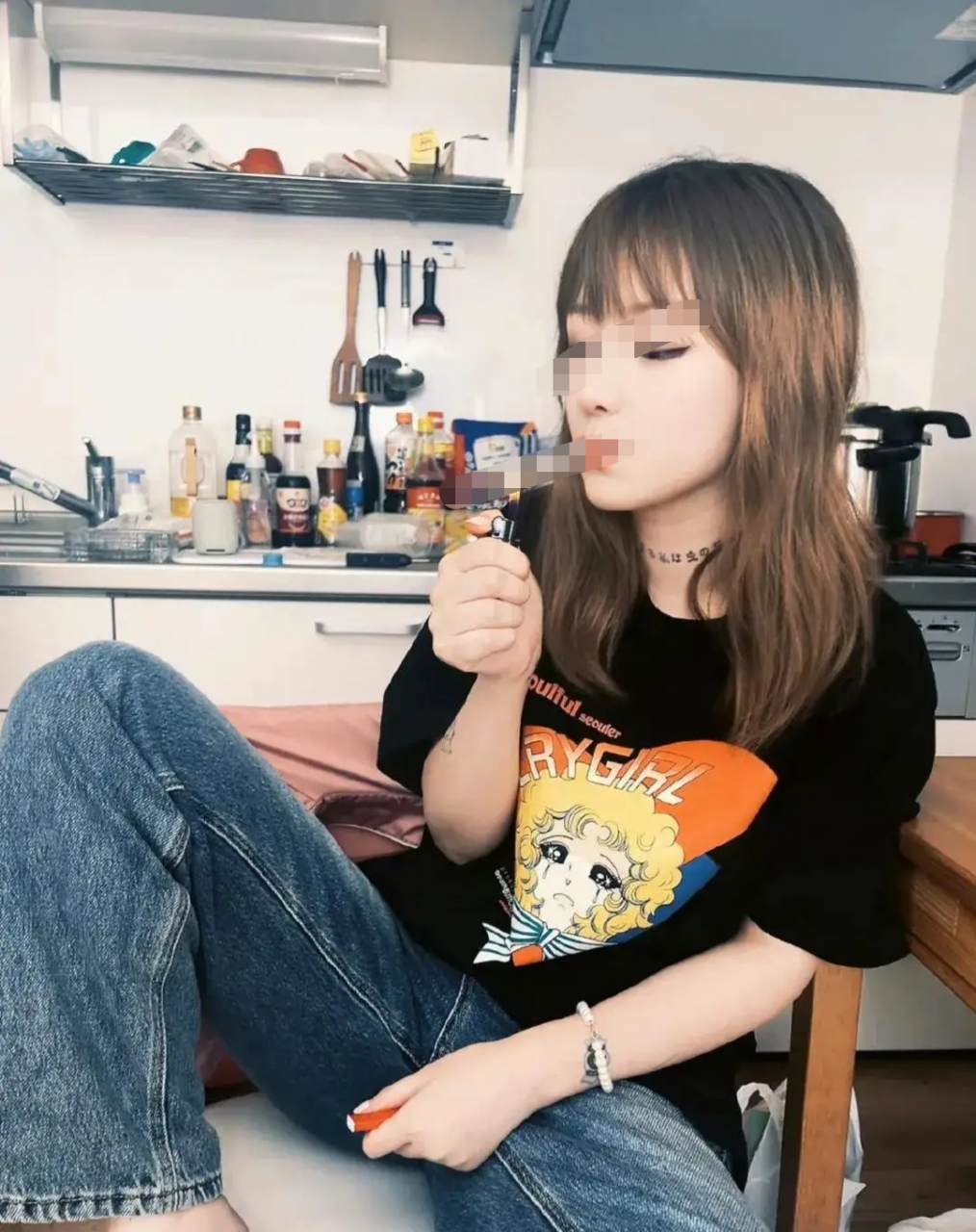 冲动是魔鬼啊!该民警亏大了!居然为了这纹身女冲动毁前程!亏大了啊!