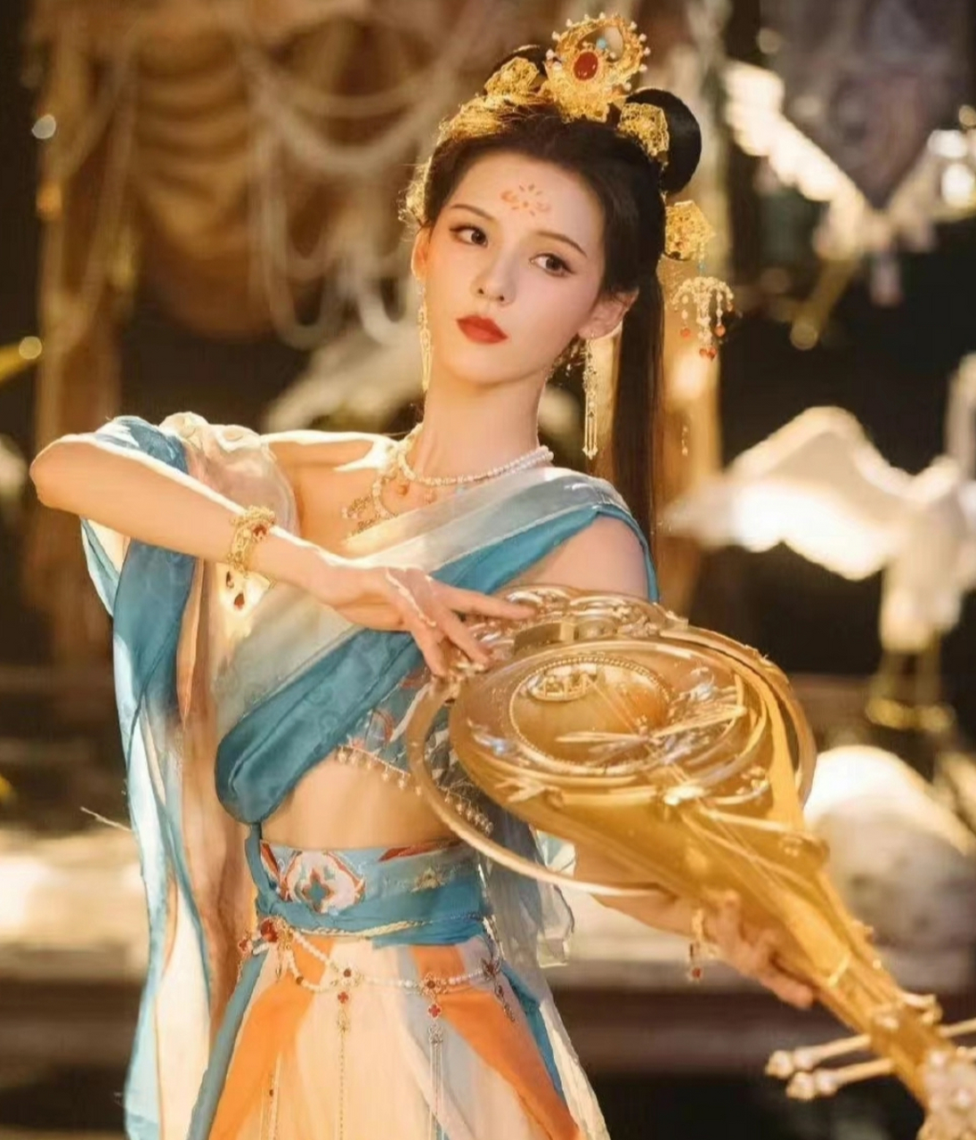 杨超越,张予曦,哈尼克孜敦煌造型,都好美!谁更胜一筹呢?
