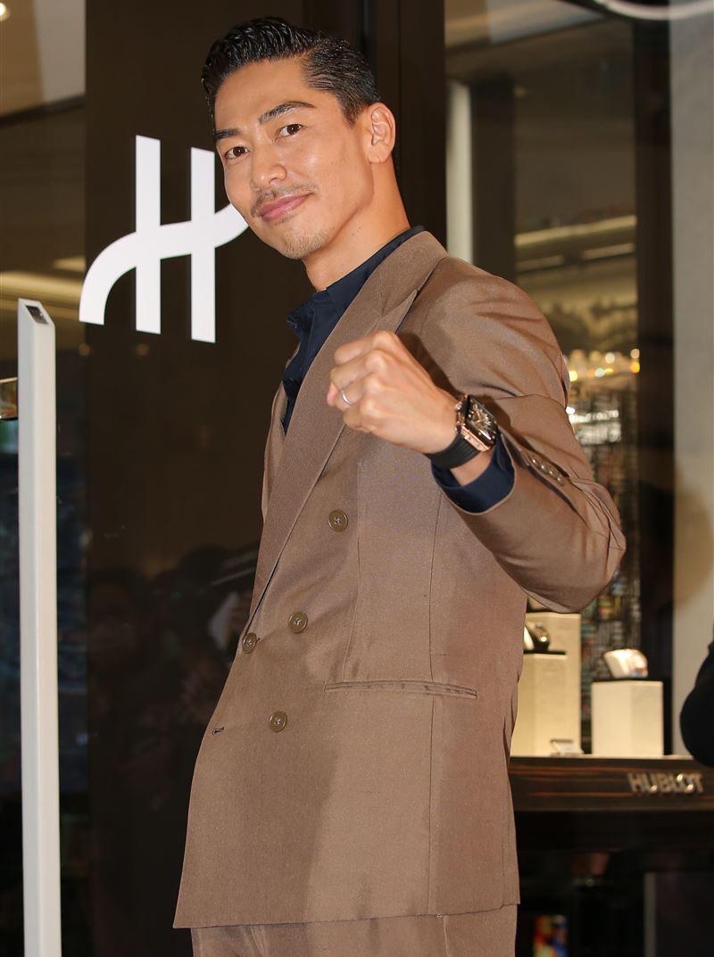 黑泽良平出席颁奖典礼,全中文主持获赞,老婆林志玲为其打100分