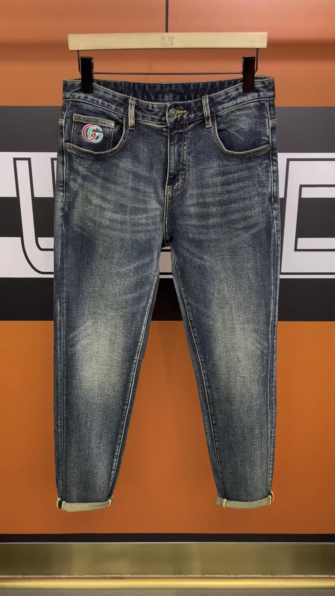 古驰秋冬款休闲牛仔裤,logo的刺绣工艺太精致了,备受群众喜爱.-度小视